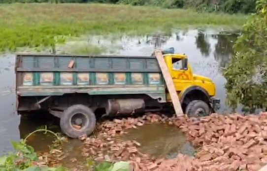 কসবায় ইটবোঝাই ট্রাক খাদে পড়ে উল্টে দুই শ্রমিক নিহত
