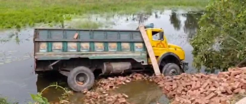 কসবায় ইটবোঝাই ট্রাক খাদে পড়ে উল্টে দুই শ্রমিক নিহত