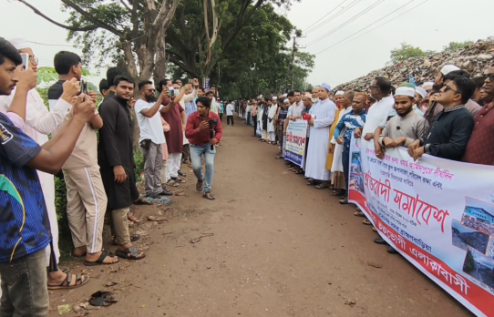 ব্রাহ্মণবাড়িয়া পৌরসভার বর্জ্য অপসারণে মানববন্ধন