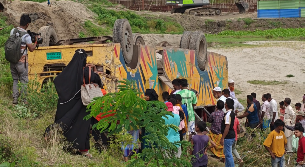 সরাইলে বাস খাদে পড়ে নারী ও শিশুসহ নিহত ৪