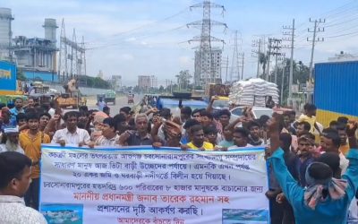 মেঘনা থেকে অবৈধভাবে বালু উত্তোলন বন্ধে ঢাকা-সিলেট মহাসড়ক অবরোধ
