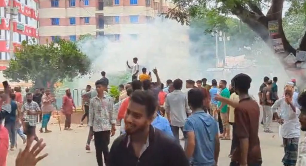 কসবায় হজযাত্রীর লাগেজ নিয়ে দুই পক্ষের মধ্যে সংঘর্ষ, আহত ১০