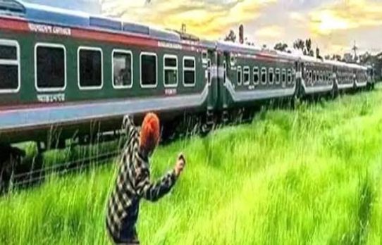 ব্রাহ্মণবাড়িয়ায় ফের ট্রেনে পাথর নিক্ষেপ, আহত হিসাব রক্ষক 