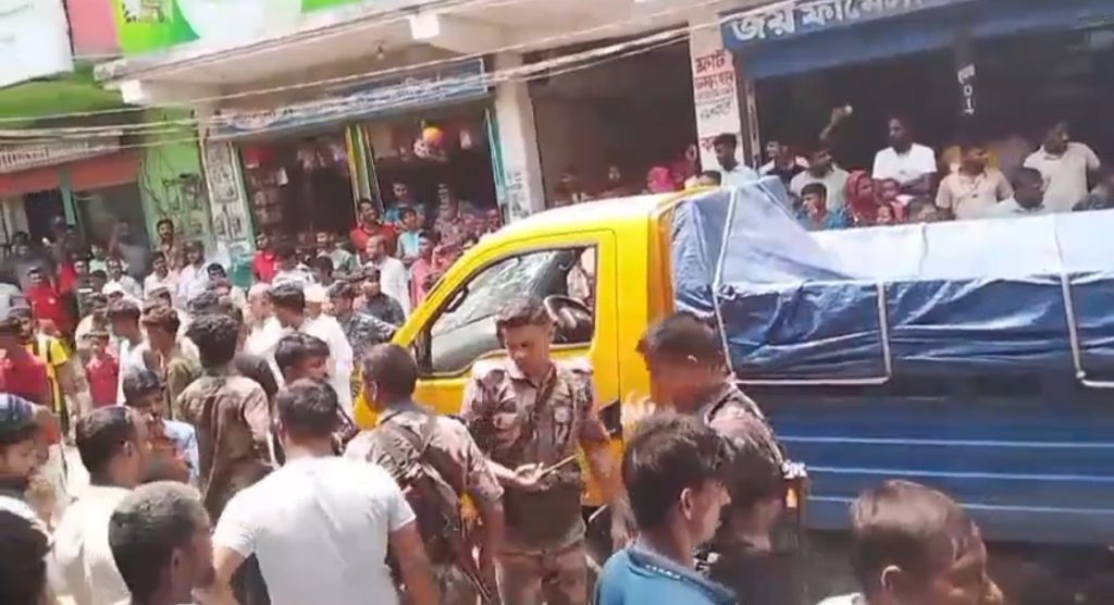 কসবায় ‘মব’ করে বিজিবির কাছ থেকে চোরাইপণ্যের গাড়ি ছাড়িয়েছে চোরাকারবারিরা
