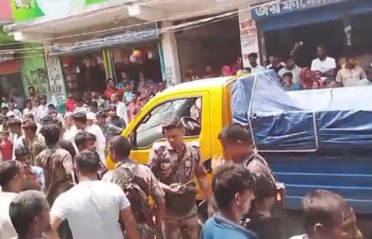 কসবায় ‘মব’ করে বিজিবির কাছ থেকে চোরাইপণ্যের গাড়ি ছাড়িয়েছে চোরাকারবারিরা