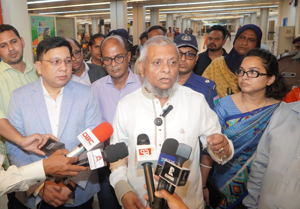 ডিসি সারওয়ার ‘চোখ খুলে দিয়েছেন’, মাজারের স্বচ্ছতা নিশ্চিত করব: আরিফুল হক