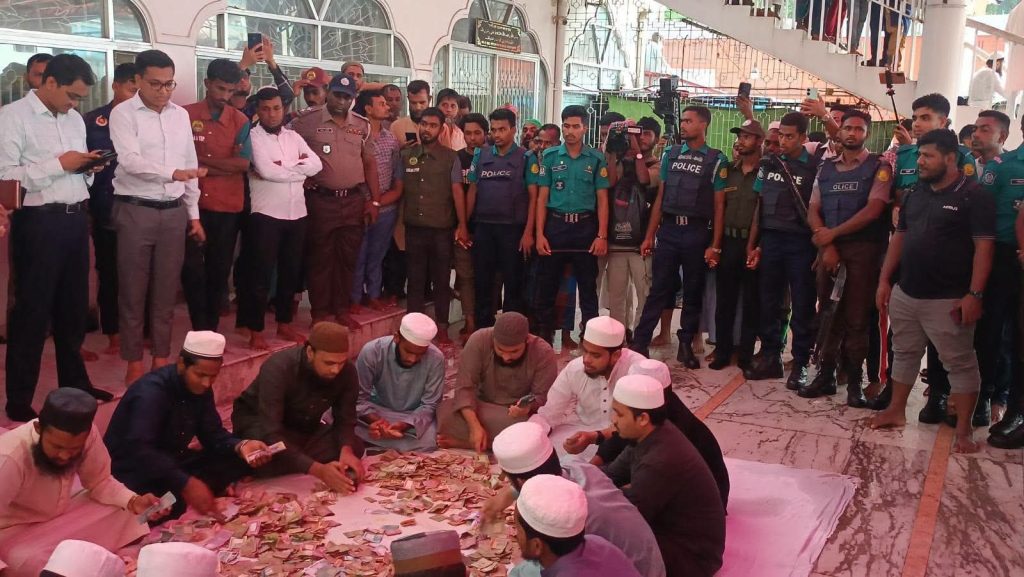 প্রকাশ্যে গণনা হলো শাহজালাল মাজারের দানবাক্সের টাকা, ৪ দিনেই মিলল সাড়ে ১৭ লাখ