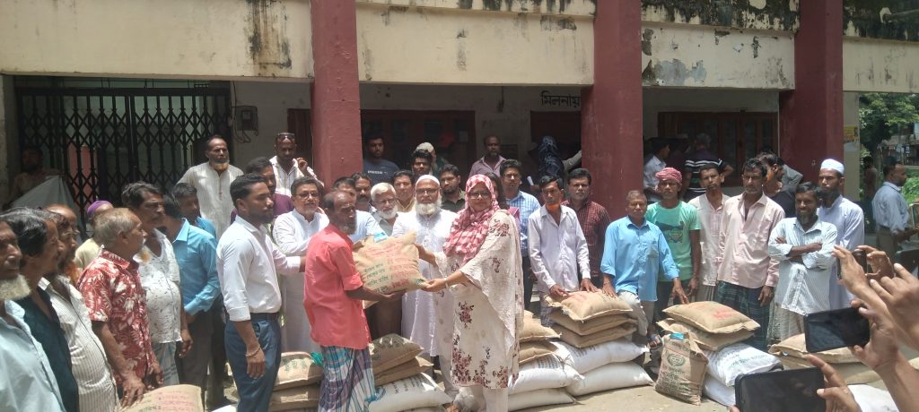 আখাউড়ায় কৃষকদের মাঝে বিনামূল্যে সার ও বীজ বিতরণ