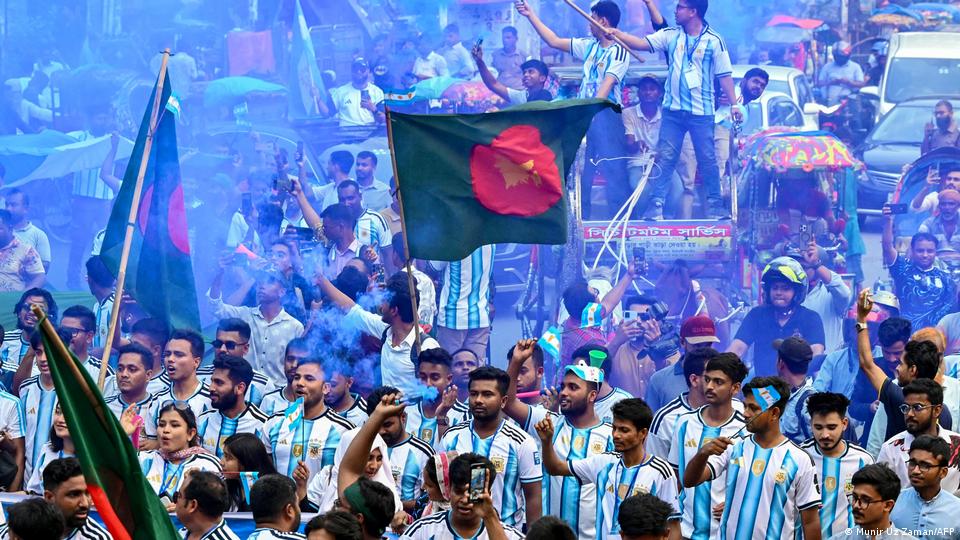 বিশ্বকাপ উন্মাদনার মাঝে ‘ইসলামি পতাকা’ নিয়ে আলোচনা