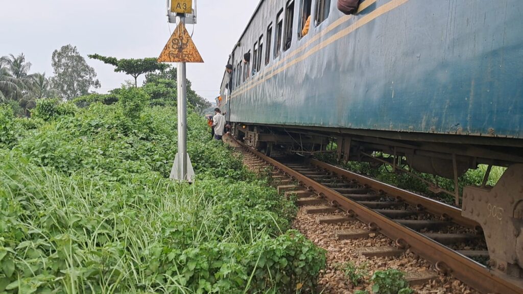 ভৈরবে সেতু পার হতে না পেরে আড়াই ঘণ্টা আটকা তিতাস কমিউটার