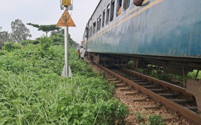 ভৈরবে সেতু পার হতে না পেরে আড়াই ঘণ্টা আটকা তিতাস কমিউটার