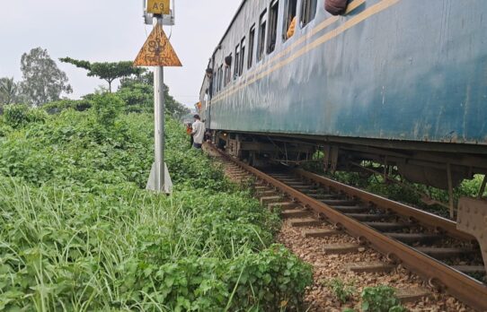 ভৈরবে সেতু পার হতে না পেরে আড়াই ঘণ্টা আটকা তিতাস কমিউটার