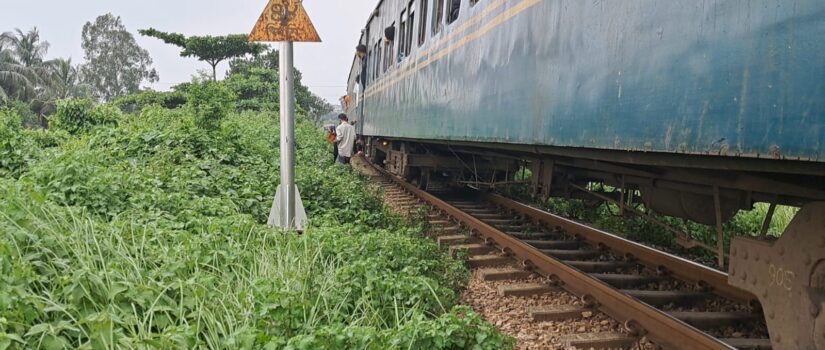 ভৈরবে সেতু পার হতে না পেরে আড়াই ঘণ্টা আটকা তিতাস কমিউটার