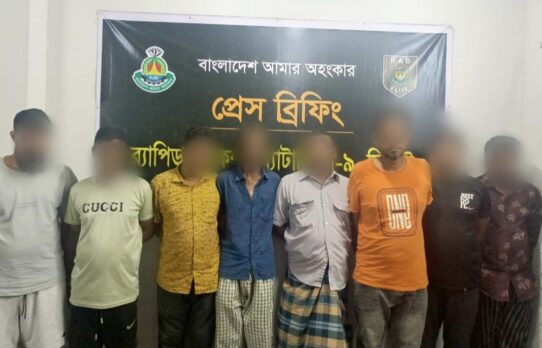 র‍্যাবের অভিযানে ৮ অনলাইন জুয়াড়ি আটক