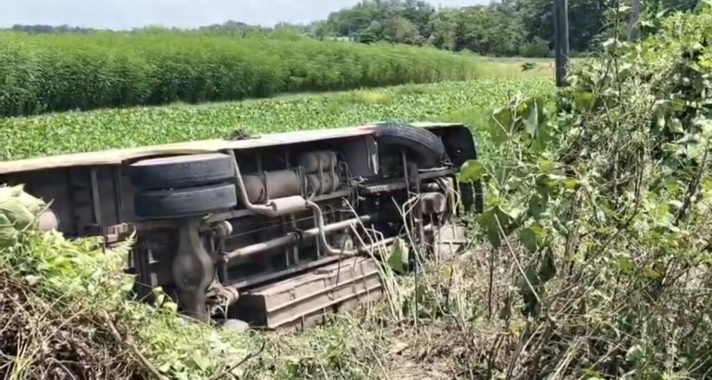 কসবায় যাত্রীবাহী বাস উল্টে আহত অন্তত ১২