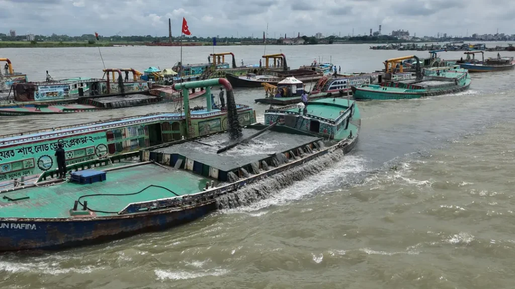 মেঘনা থেকে অবাধে তোলা হচ্ছে বালু, হুমকিতে বিদ্যুৎ কেন্দ্র