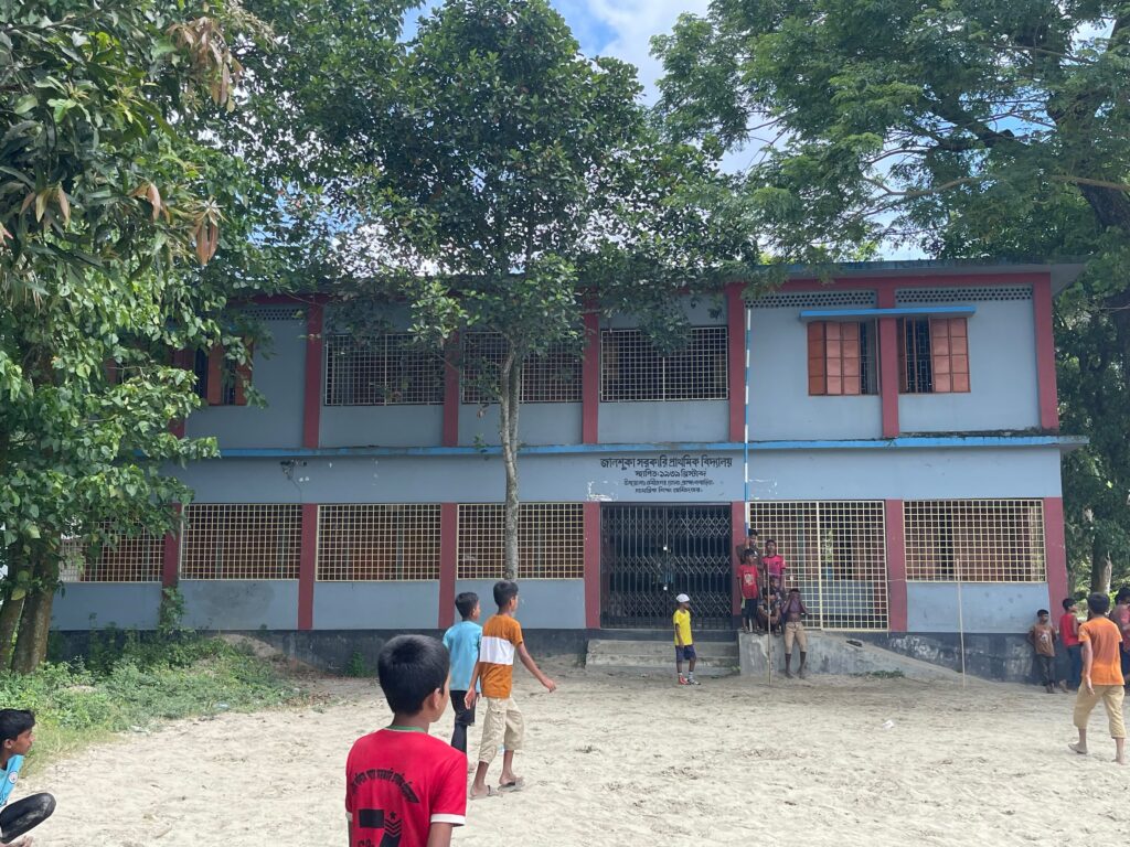 ৮৭ বছরেও হয়নি জালশুকা প্রাথমিক বিদ্যালয়ে যাওয়ার রাস্তা