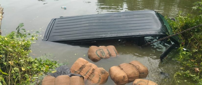 কসবায় পুলিশের ধাওয়া খেয়ে গাঁজাবাহী মাইক্রোবাস পুকুরে, মিলল ৯ বস্তা গাঁজা