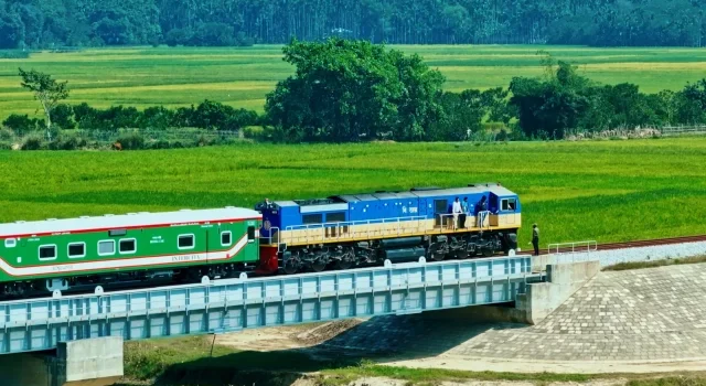 যাত্রী চাপ সামলাতে কক্সবাজার পর্যন্ত যাবে মহানগর এক্সপ্রেস