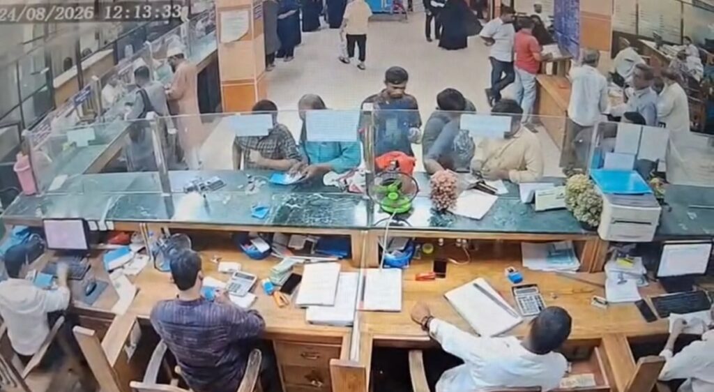 সোনালী ব্যাংকের ভেতর থেকে গ্রাহকের প্রায় ৮ লাখ টাকা চুরি