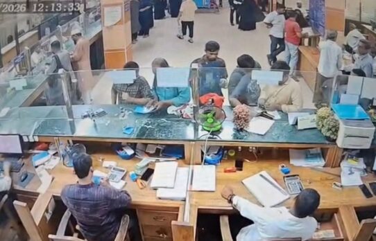 সোনালী ব্যাংকের ভেতর থেকে গ্রাহকের প্রায় ৮ লাখ টাকা চুরি