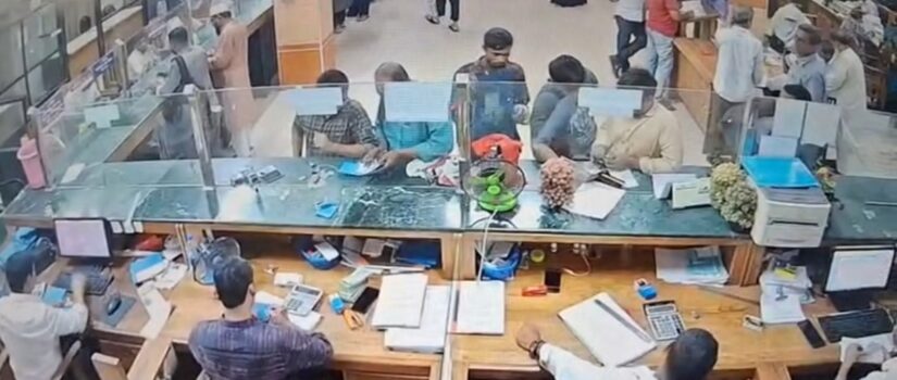 সোনালী ব্যাংকের ভেতর থেকে গ্রাহকের প্রায় ৮ লাখ টাকা চুরি