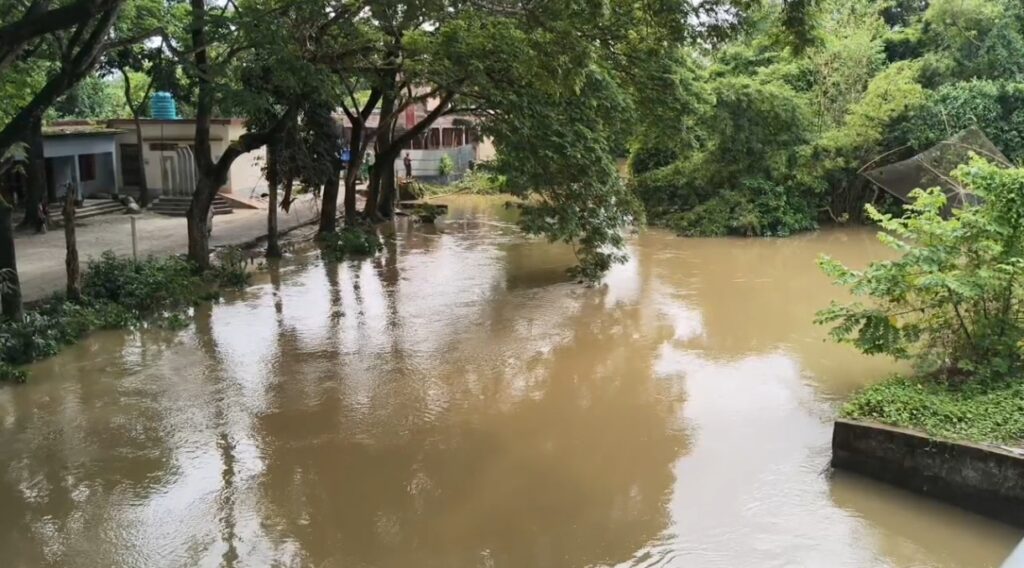 আখাউড়ায় সরতে শুরু করেছে ঢলের পানি