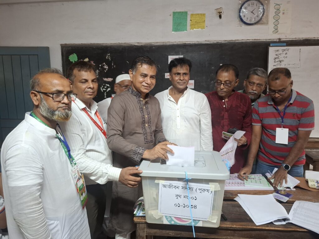 উৎসবমুখর পরিবেশে চলছে রেডক্রিসেন্ট নির্বাচনের ভোটগ্রহণ