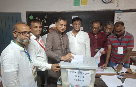 উৎসবমুখর পরিবেশে চলছে রেডক্রিসেন্ট নির্বাচনের ভোটগ্রহণ