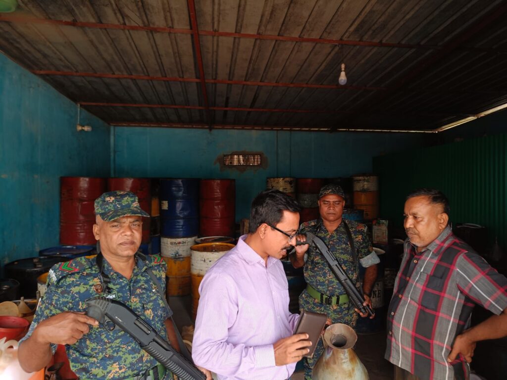 প্রতি ৫ লিটার তেলে ২০০ এমএল কম, ডিলারকে লাখ টাকা জরিমানা