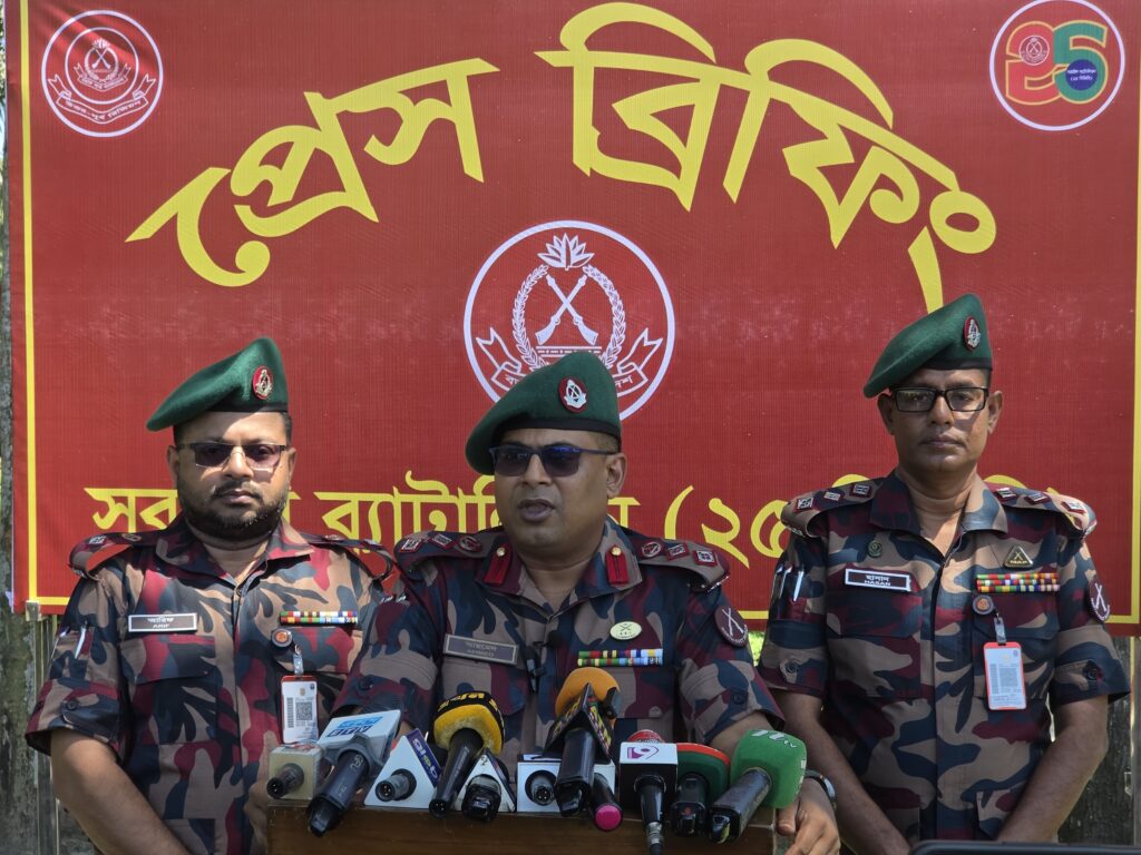 সীমান্তবর্তী জঙ্গলে মিলল ৫ হাজার ভারতীয় মোবাইলফোন ডিসপ্লে