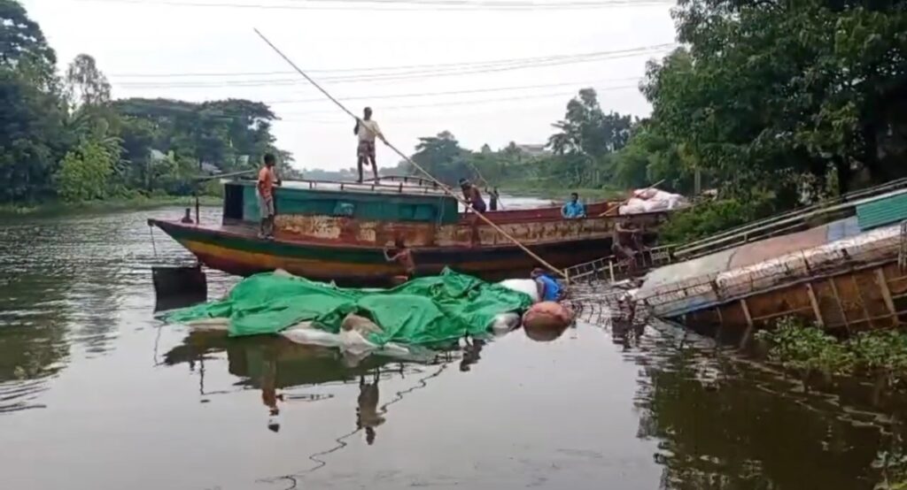 আখাউড়ায় তিতাস নদীতে দেড় কোটি টাকার নিত্যপণ্য নিয়ে নৌকাডুবি