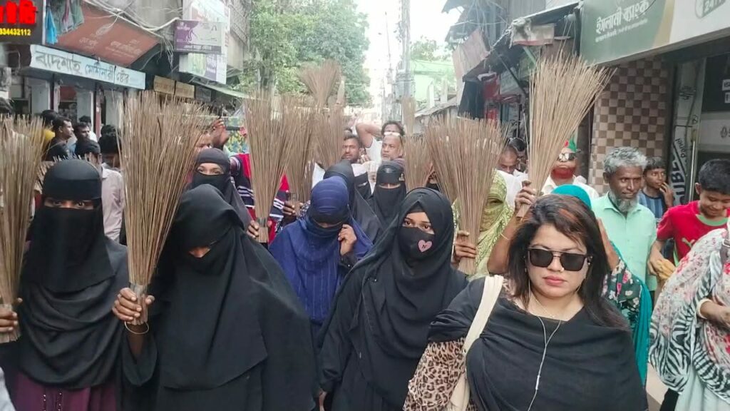 সংসদে বিএনপির সমালোচনা করে বক্তব্য রাখায় রুমিন ফারহানার বিরুদ্ধে ঝাড়ু মিছিল