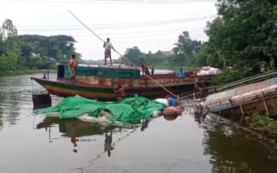 আখাউড়ায় তিতাস নদীতে দেড় কোটি টাকার নিত্যপণ্য নিয়ে নৌকাডুবি