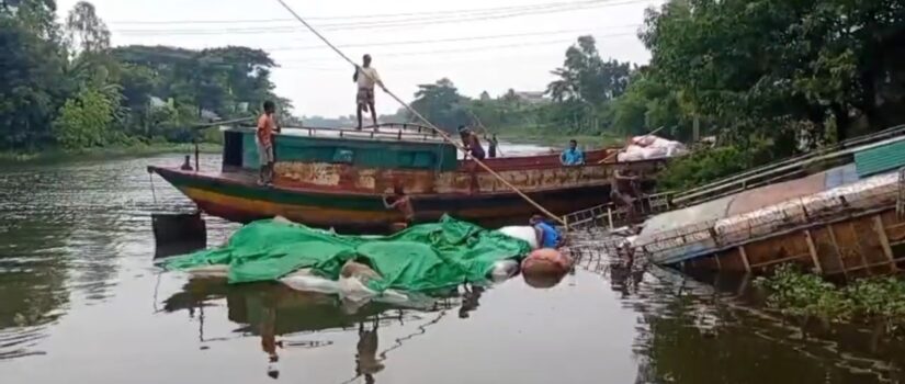 আখাউড়ায় তিতাস নদীতে দেড় কোটি টাকার নিত্যপণ্য নিয়ে নৌকাডুবি