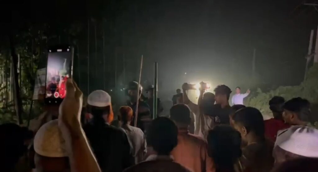 সরাইলে গরুর ঘাস কাটা নিয়ে টর্চলাইট জ্বালিয়ে দুই পক্ষের সংঘর্ষ, আহত ১৫