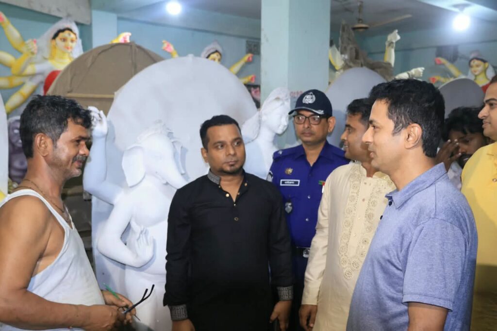 প্রতিমা তৈরির কারখানা পরিদর্শন করলেন পুলিশ সুপার