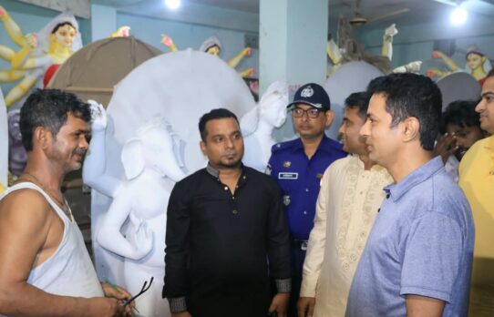 প্রতিমা তৈরির কারখানা পরিদর্শন করলেন পুলিশ সুপার