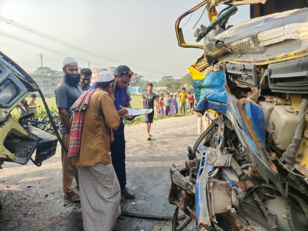 সরাইলে বাস-ট্রাকের সংঘর্ষে নিহত ২