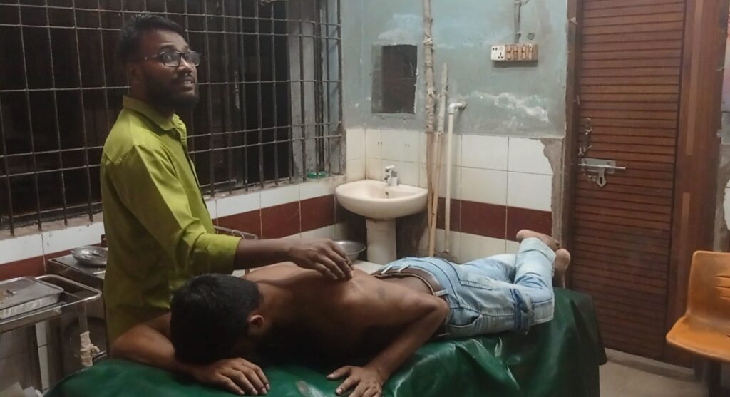 তিতাস ট্রেনের বুকিং ক্লার্ককে মারধরের অভিযোগ