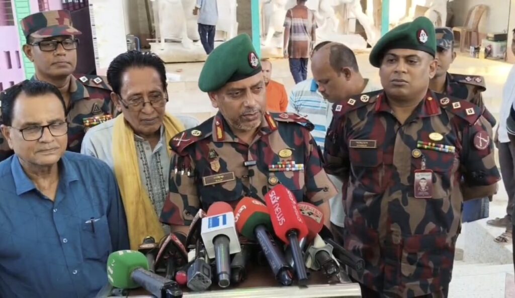দুর্গাপূজার নিরাপত্তা নিশ্চিতে বিজিবির রিজিয়ন কমান্ডারের মণ্ডপ পরিদর্শন