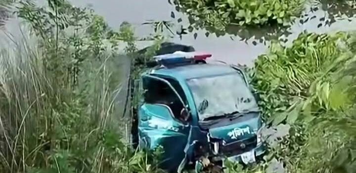 বিজয়নগরে পুলিশের পিকআপ ভ্যান খাদে পড়ে পুলিশ ও আসামিসহ আহত ৫