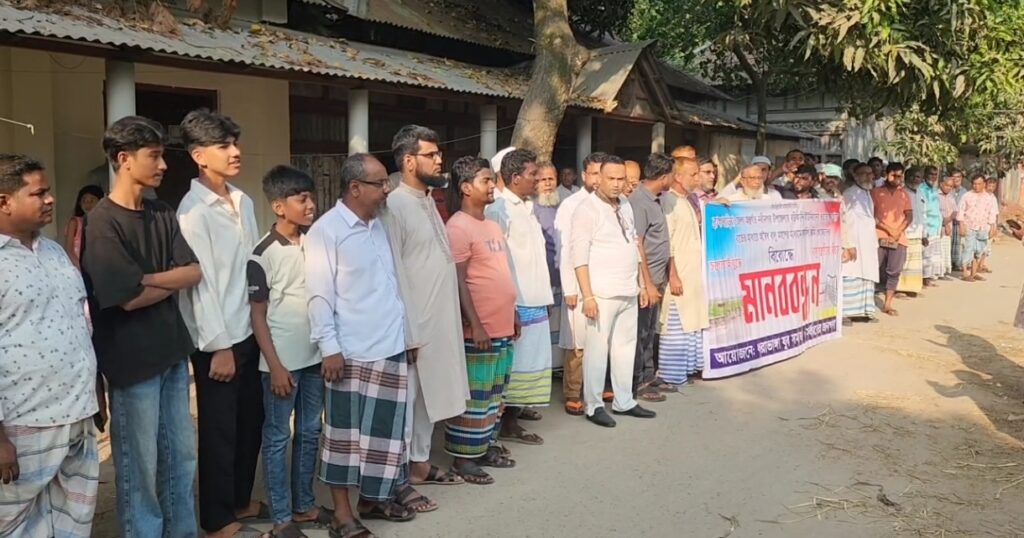 নবীনগরে অবৈধভাবে বালু উত্তোলনে বিলীন হচ্ছে কৃষিজমি, প্রতিবাদে মানববন্ধন