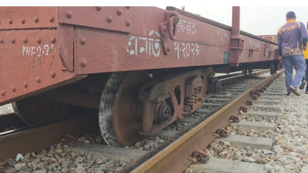 আখাউড়ায় উদ্ধারকারী ট্রেন লাইনচ্যুত, আহত ১, এক লাইনে চলাচল বন্ধ
