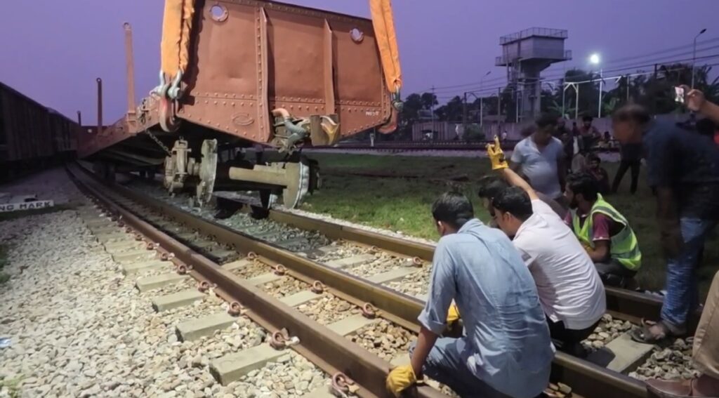 দুই ঘণ্টা পর ঢাকা-চট্টগ্রাম রেল যোগাযোগ স্বাভাবিক, তদন্ত কমিটি গঠন
