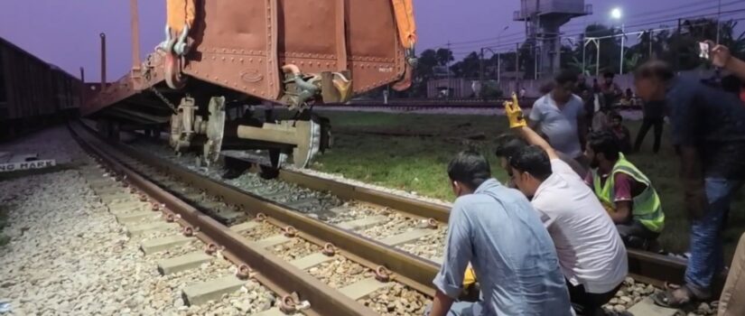 দুই ঘণ্টা পর ঢাকা-চট্টগ্রাম রেল যোগাযোগ স্বাভাবিক, তদন্ত কমিটি গঠন